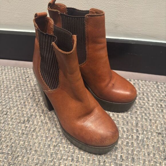 Steve Madden Shoes - Steve Madden Brown Boots size 6